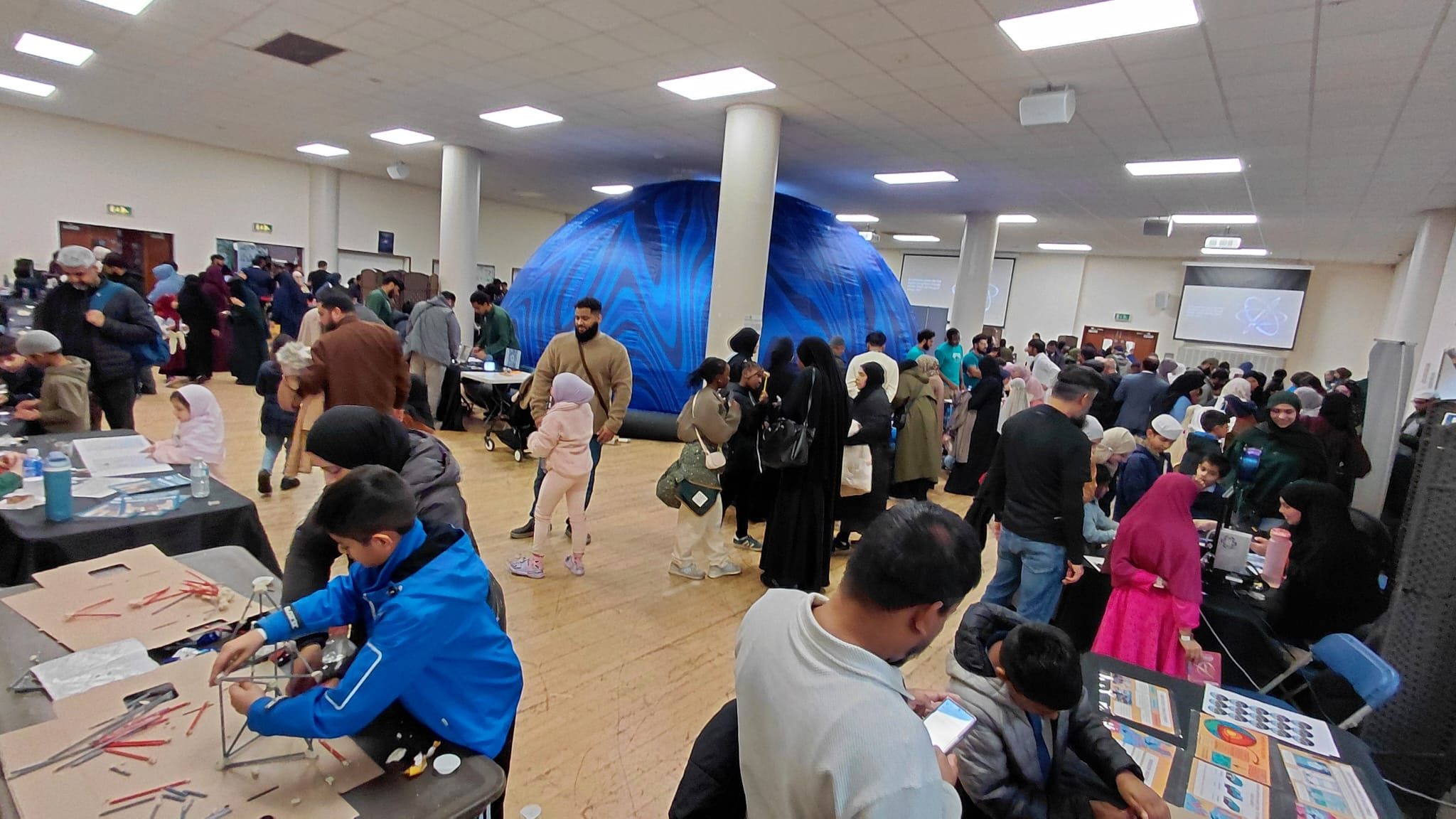 ইস্ট লন্ডন মসজিদের প্রথম বিজ্ঞান মেলায় হাজার হাজার কিশোর-তরু...